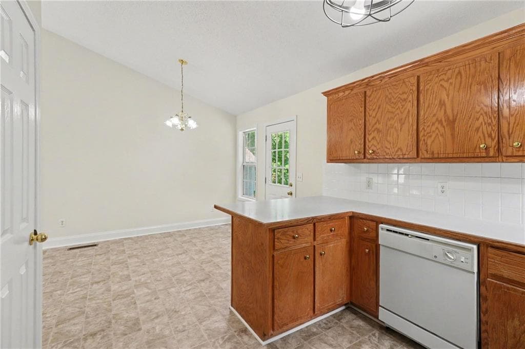 3 bedroom, 2 bathroom, 1,814 sq ft single family residence under contract at 18 Broadlands Drive, White, GA 30184 — photo 6