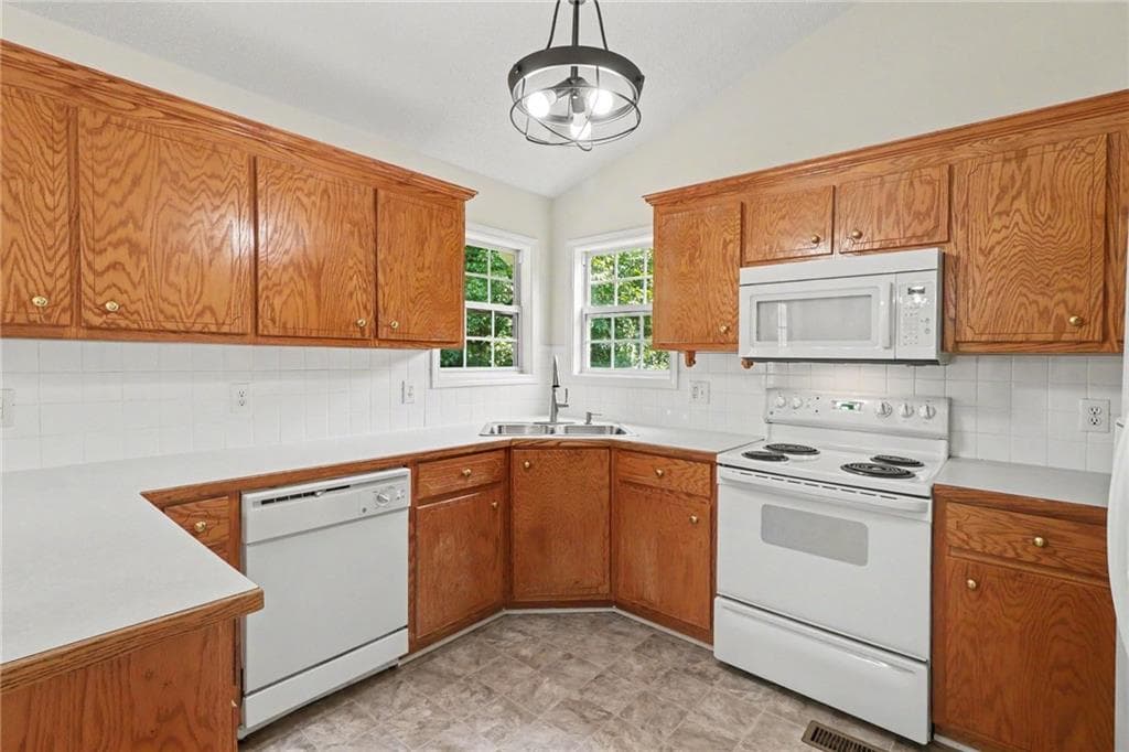 3 bedroom, 2 bathroom, 1,814 sq ft single family residence under contract at 18 Broadlands Drive, White, GA 30184 — photo 7