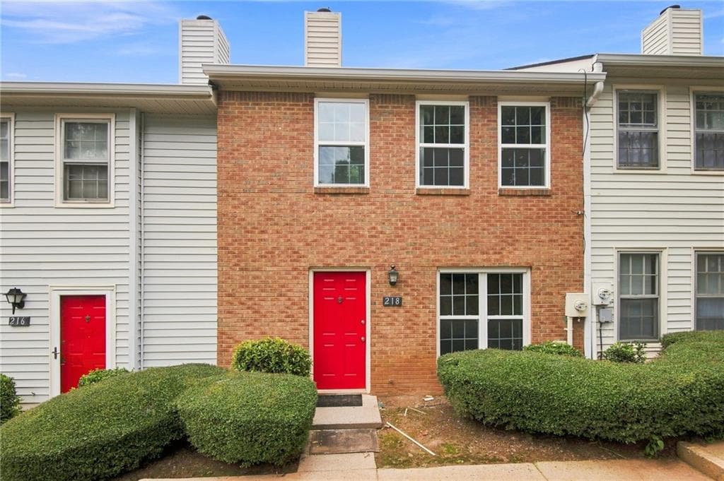 2 bedroom, 3 bathroom, 1,240 sq ft townhouse for rent at 218 Mill Creek Place, Roswell, GA 30076 for $1,750 a month — photo 1 of 25