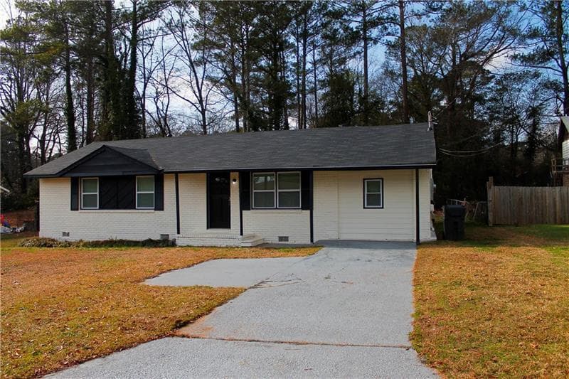 4 bedroom, 3 bathroom, 1,700 sq ft single family residence under contract at 8947 Yarmouth Drive, Jonesboro, GA 30238 — photo 2