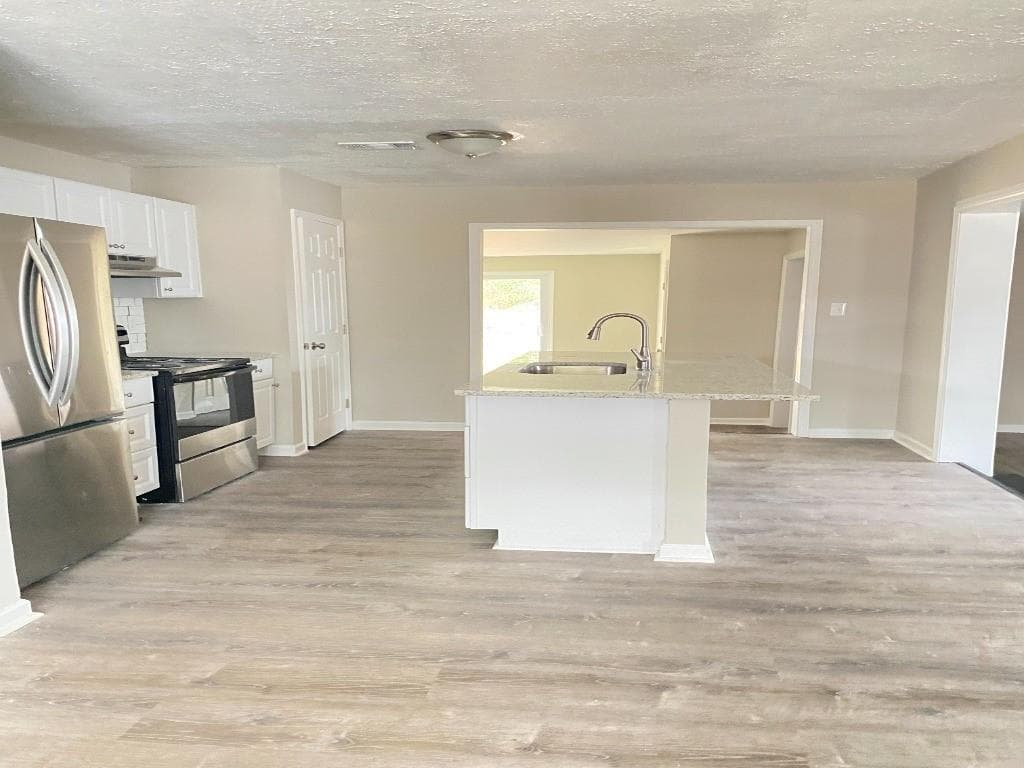 4 bedroom, 3 bathroom, 1,700 sq ft single family residence under contract at 8947 Yarmouth Drive, Jonesboro, GA 30238 — photo 3