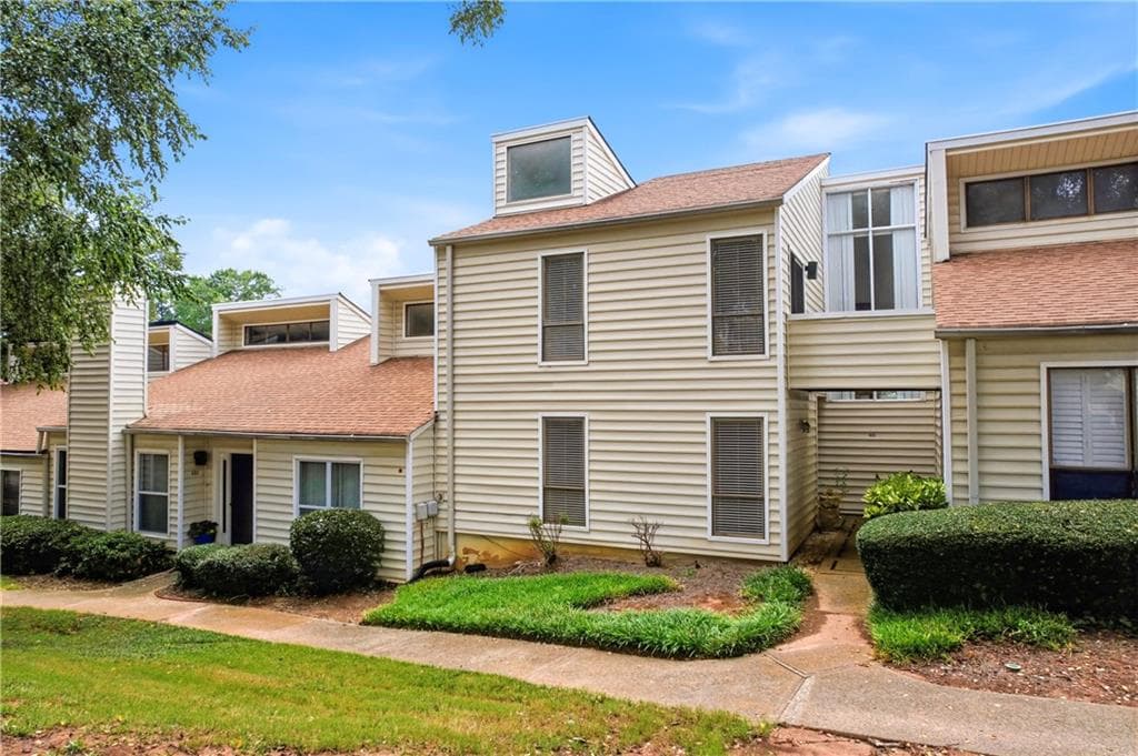 3 bedroom, 3 bathroom, 1,780 sq ft townhouse for sale at 605 Serramonte Drive, Marietta, GA 30068 — photo 2