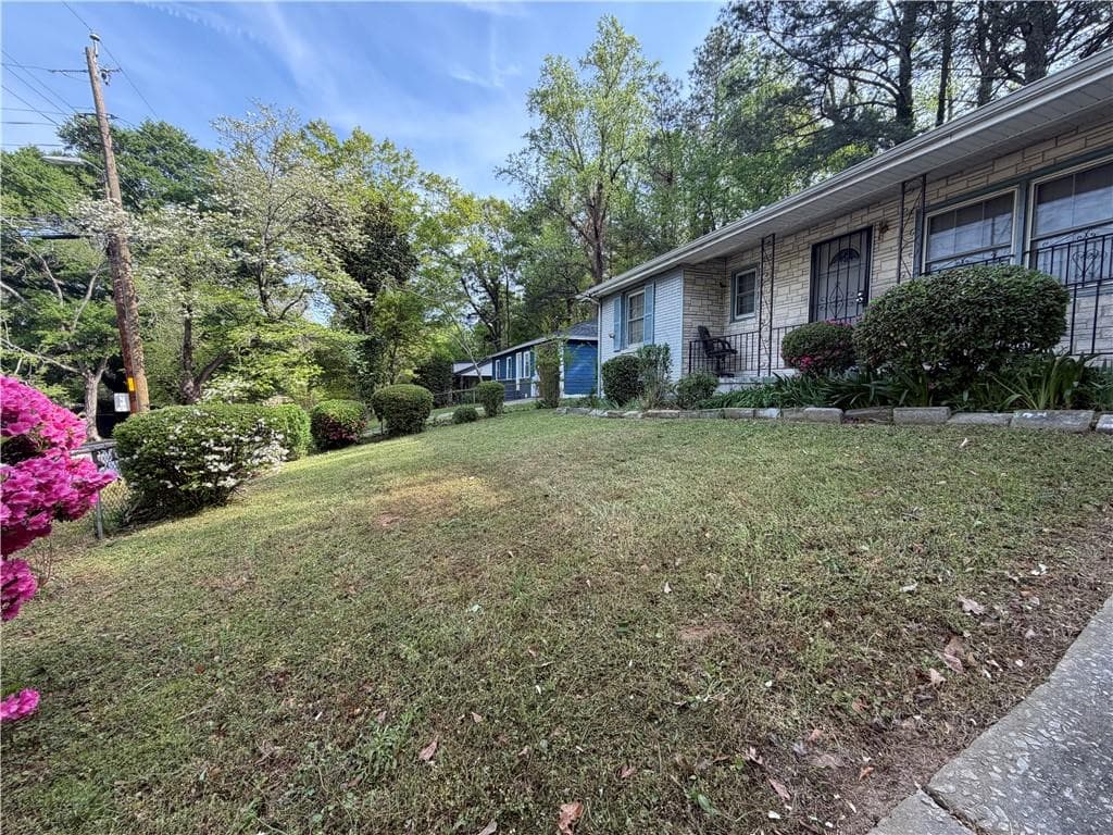 3 bedroom, 1 bathroom, 1,202 sq ft single family residence under contract at 1517 Glenrock Drive, Atlanta, GA 30318 — photo 2