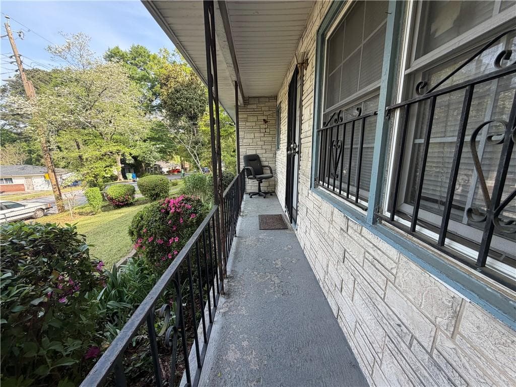 3 bedroom, 1 bathroom, 1,202 sq ft single family residence under contract at 1517 Glenrock Drive, Atlanta, GA 30318 — photo 3
