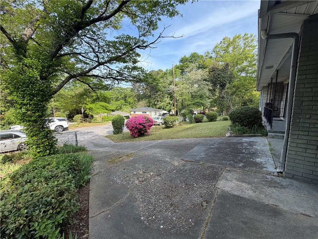 3 bedroom, 1 bathroom, 1,202 sq ft single family residence under contract at 1517 Glenrock Drive, Atlanta, GA 30318 — photo 4