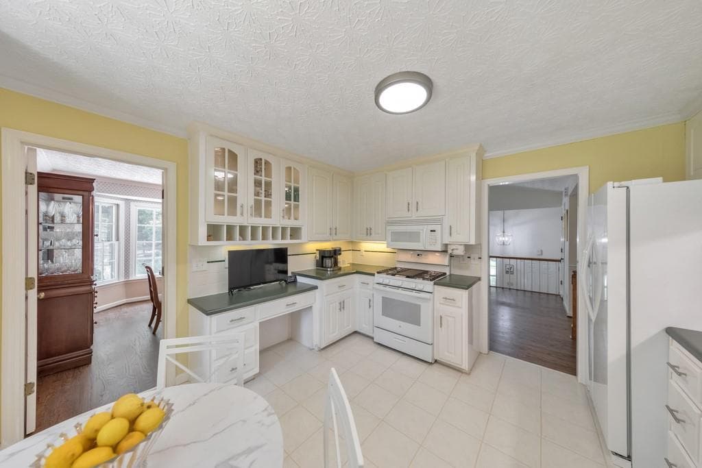 5 bedroom, 4 bathroom, 3,580 sq ft single family residence for sale at 11675 Highland Colony Drive, Roswell, GA 30075 — photo 3