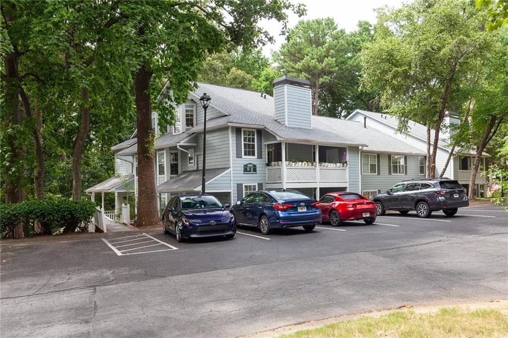3 bedroom, 2 bathroom, 1,587 sq ft condominium for sale at 4080 Riverlook Parkway 201, Marietta, GA 30067 — photo 4