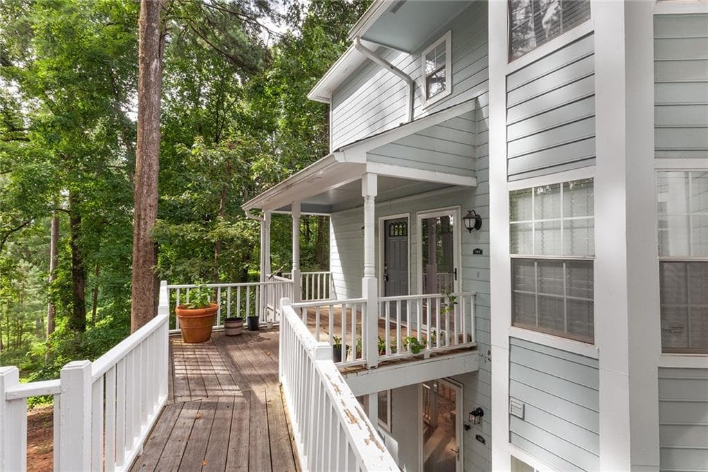 3 bedroom, 2 bathroom, 1,587 sq ft condominium for sale at 4080 Riverlook Parkway 201, Marietta, GA 30067 — photo 2