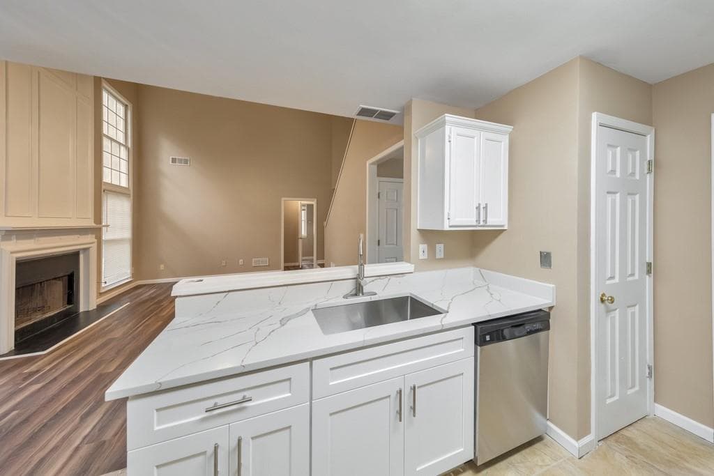 3 bedroom, 3 bathroom, 1,934 sq ft single family residence for sale at 320 Outwood Mill Court, Johns Creek, GA 30022 — photo 4