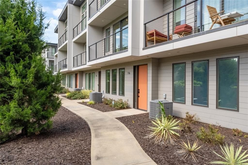3 bedroom, 4 bathroom, 1,940 sq ft townhouse under contract at 1300 Memorial Drive 16, Atlanta, GA 30317 — photo 4