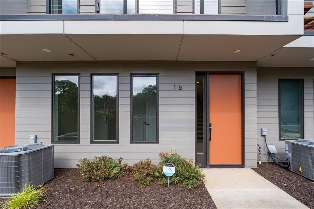 3 bedroom, 4 bathroom, 1,940 sq ft townhouse under contract at 1300 Memorial Drive 16, Atlanta, GA 30317 — photo 2