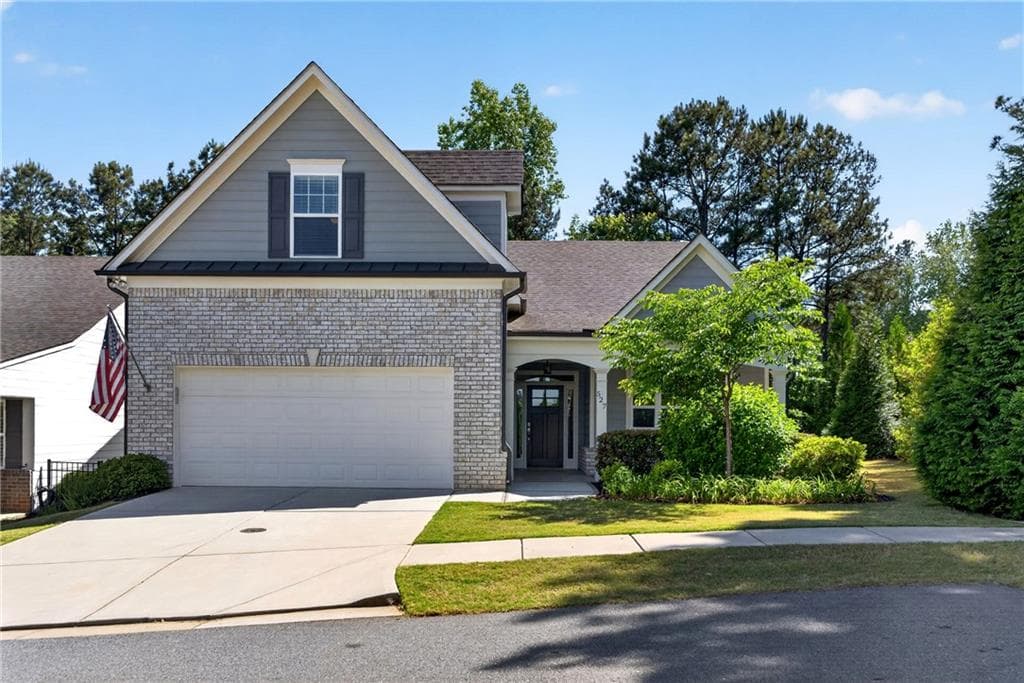 3 bedroom, 3 bathroom, 2,000 sq ft single family residence for sale at 527 Margaret Lane, Woodstock, GA 30188 — photo 1 of 38