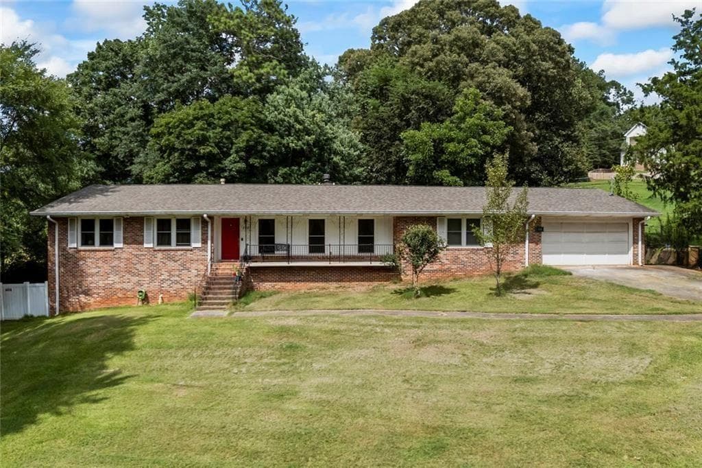 4 bedroom, 3 bathroom, 2,985 sq ft single family residence for sale at 150 Shawnee Drive, Athens, GA 30606