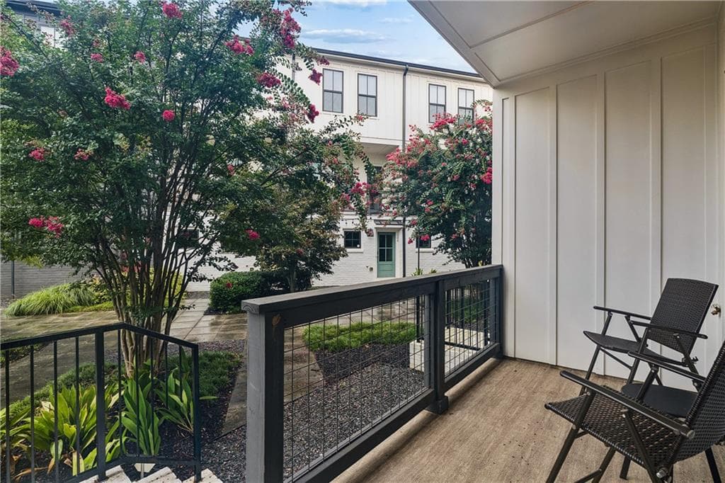 2 bedroom, 2 bathroom, 1,152 sq ft townhouse for sale at 913 Brees Court, Atlanta, GA 30318 — photo 2