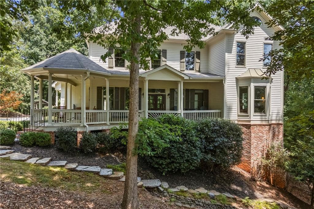 4 bedroom, 5 bathroom, 6,048 sq ft single family residence for sale at 8555 Berringer Point Drive, Gainesville, GA 30506 — photo 2