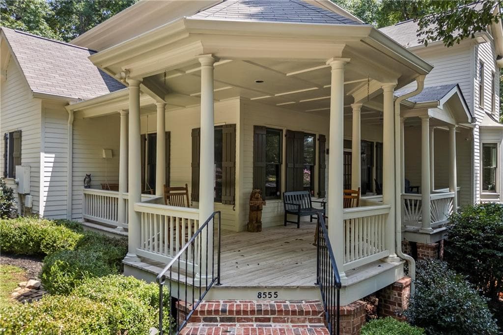 4 bedroom, 5 bathroom, 6,048 sq ft single family residence for sale at 8555 Berringer Point Drive, Gainesville, GA 30506 — photo 4