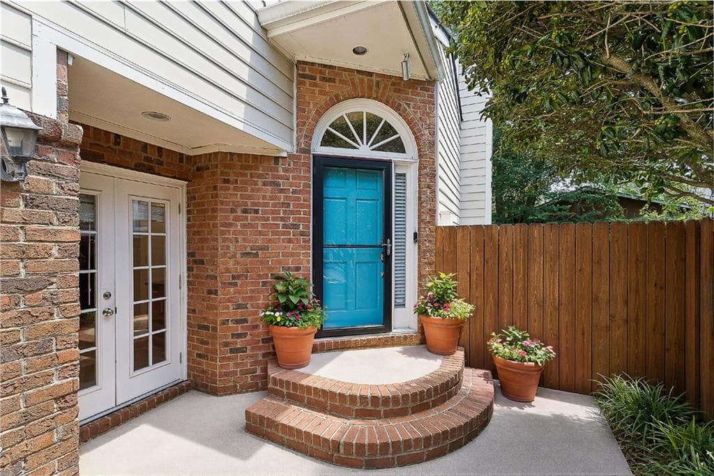 2 bedroom, 3 bathroom, 1,595 sq ft townhouse under contract at 1827 Rockridge Place, Atlanta, GA 30324 — photo 2