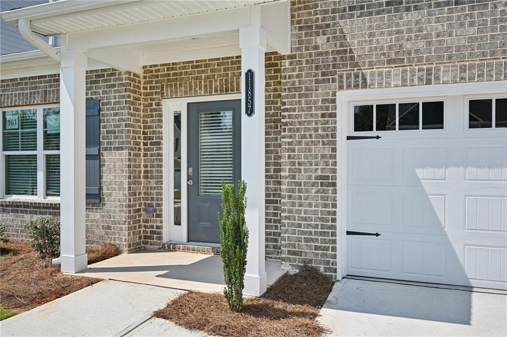 4 bedroom, 3 bathroom, 2,491 sq ft single family residence under contract at 11816 Neely Lane, Covington, GA 30014 — photo 4