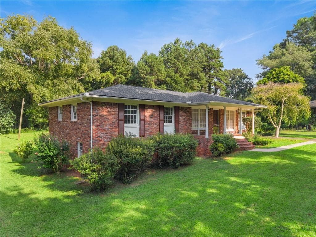 3 bedroom, 2 bathroom, 1,350 sq ft single family residence under contract at 4306 Bouldercrest Road, Ellenwood, GA 30294 — photo 2