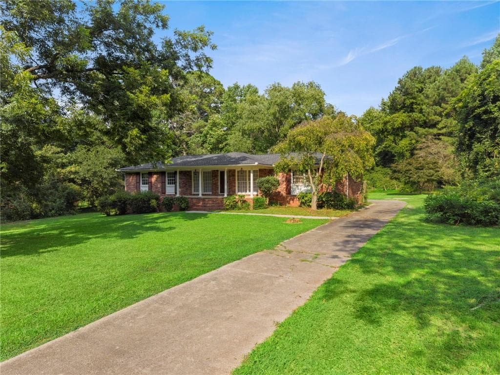 3 bedroom, 2 bathroom, 1,350 sq ft single family residence under contract at 4306 Bouldercrest Road, Ellenwood, GA 30294 — photo 3