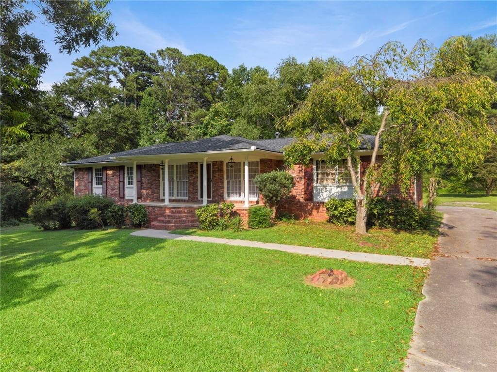 3 bedroom, 2 bathroom, 1,350 sq ft single family residence under contract at 4306 Bouldercrest Road, Ellenwood, GA 30294 — photo 4
