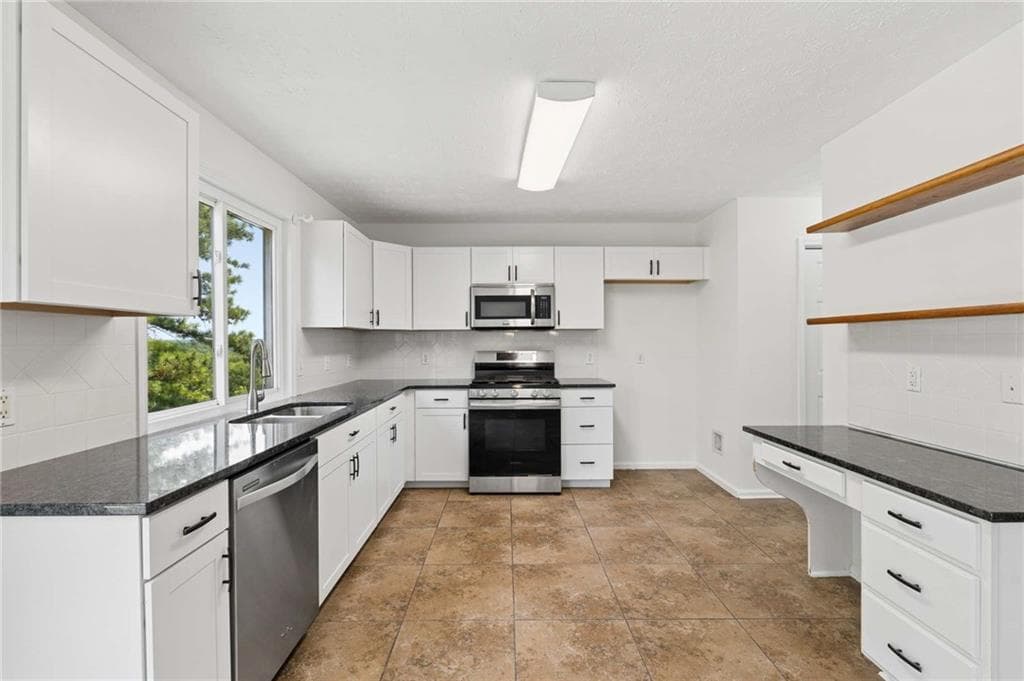 5 bedroom, 4 bathroom, 2,805 sq ft single family residence under contract at 1647 River Springs Way, Suwanee, GA 30024 — photo 4