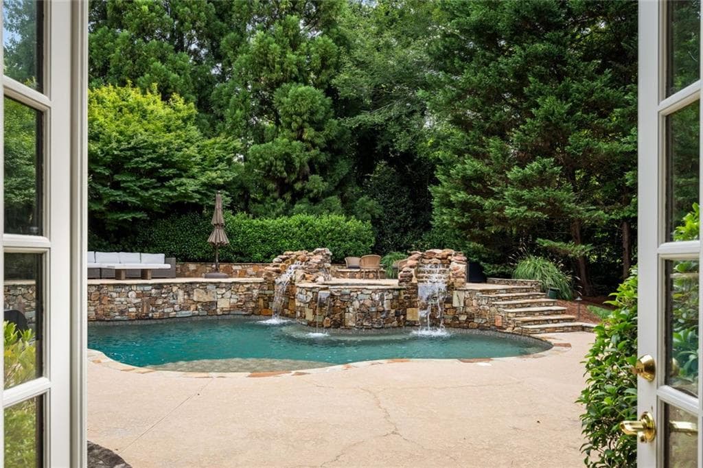 6 bedroom, 8 bathroom, 10,355 sq ft single family residence under contract at 305 Forrest Lake Drive, Sandy Springs, GA 30327 — photo 7