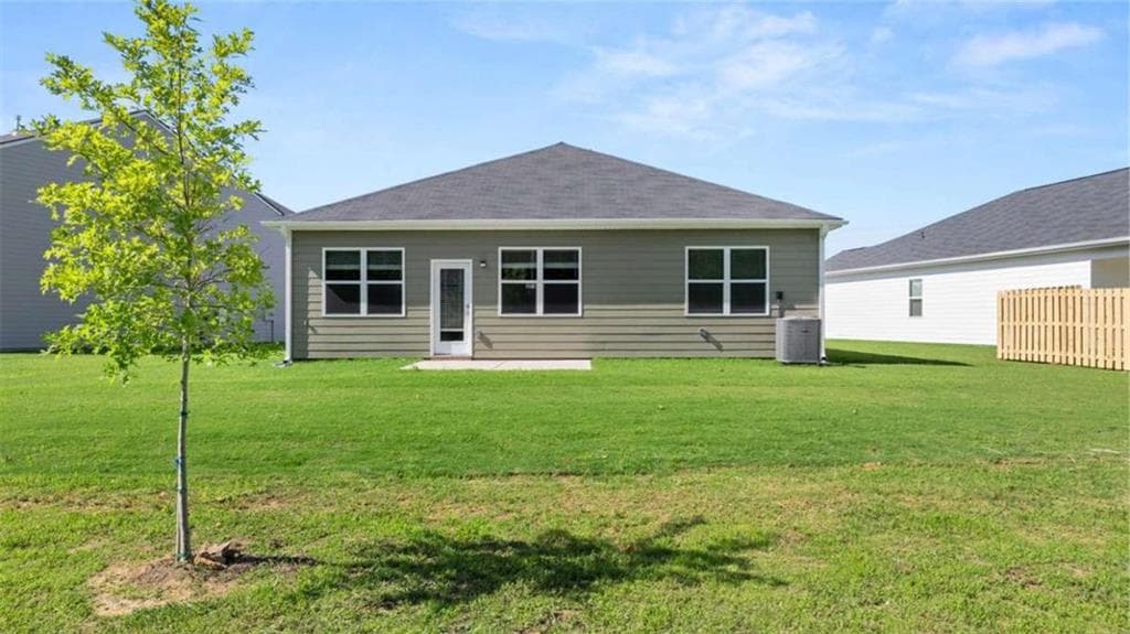 3 bedroom, 2 bathroom, 1,714 sq ft single family residence for sale at 170 White Spruce Way, Newnan, GA 30265 — photo 4