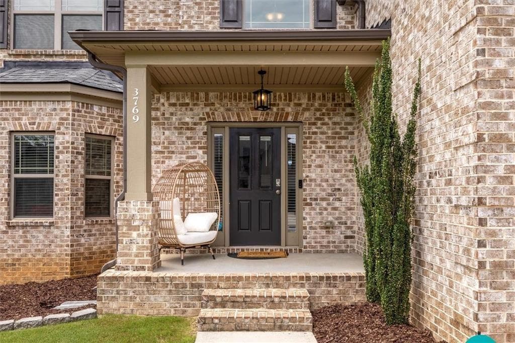 5 bedroom, 4 bathroom, 4,195 sq ft single family residence under contract at 3769 Lake End Drive, Loganville, GA 30052 — photo 3