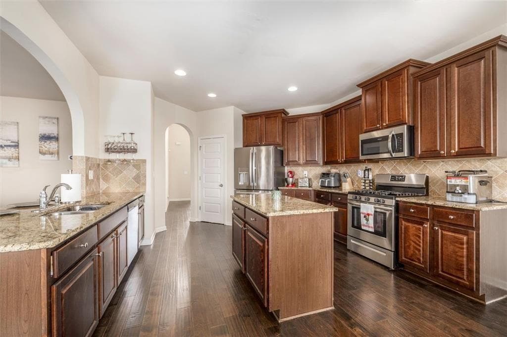 5 bedroom, 4 bathroom, 4,195 sq ft single family residence under contract at 3769 Lake End Drive, Loganville, GA 30052 — photo 7