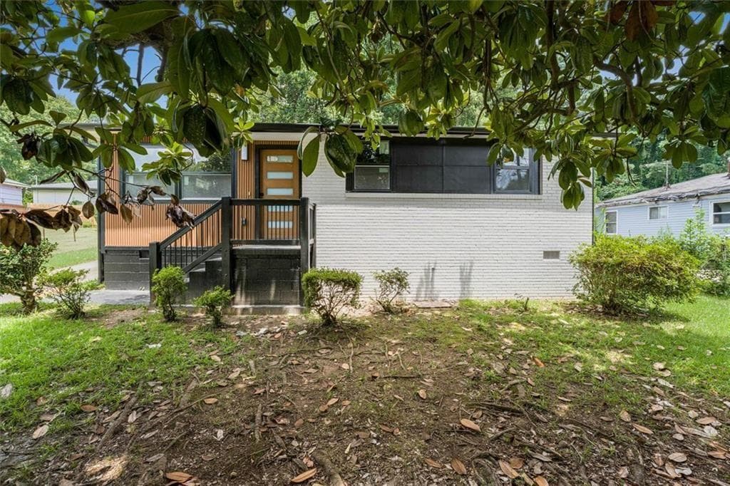 3 bedroom, 2 bathroom, 1,008 sq ft single family residence for rent at 2353 Clarissa Drive, Atlanta, GA 30318 for $2,700 a month — photo 10