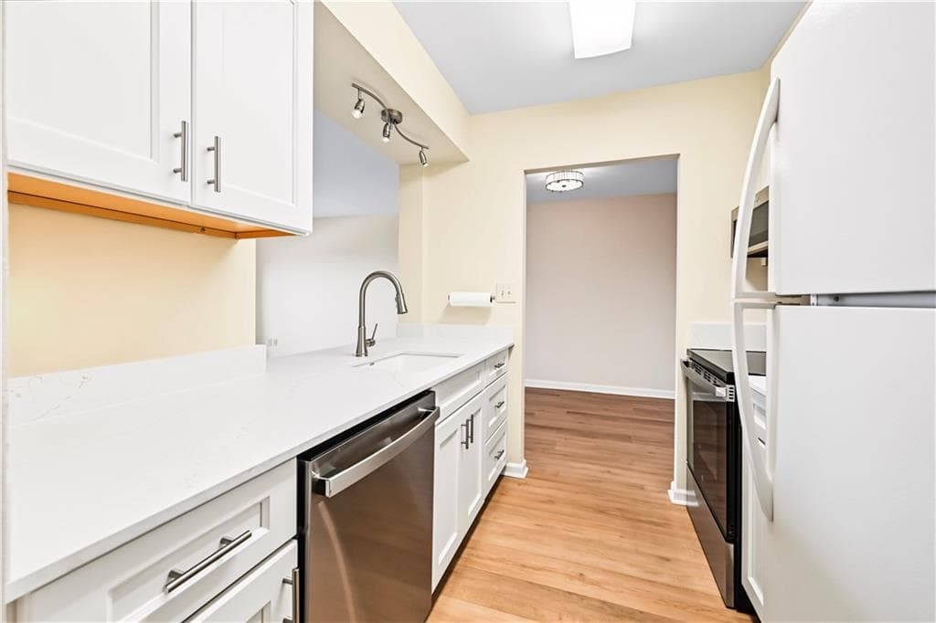 1 bedroom, 1 bathroom, 760 sq ft condominium for sale at 300 Johnson Ferry Road B1007, Sandy Springs, GA 30328 — photo 7