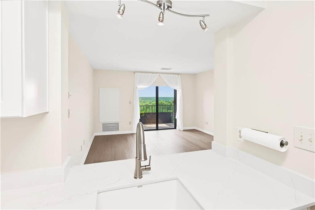 1 bedroom, 1 bathroom, 760 sq ft condominium for sale at 300 Johnson Ferry Road B1007, Sandy Springs, GA 30328 — photo 10