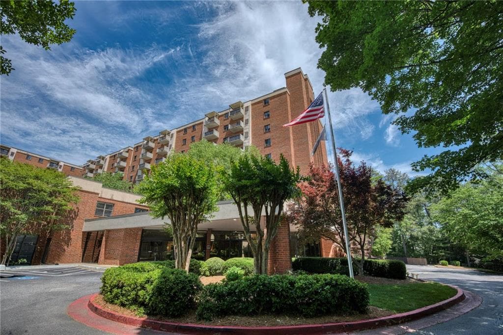 1 bedroom, 1 bathroom, 760 sq ft condominium for sale at 300 Johnson Ferry Road B1007, Sandy Springs, GA 30328 — photo 3