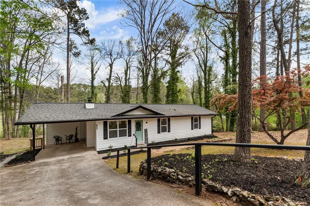 3 bedroom, 2 bathroom, 1,356 sq ft single family residence for sale at 1184 Alemeda Drive, Marietta, GA 30066 — photo 3