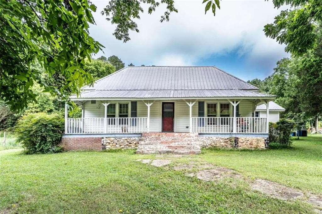 2 bedroom, 2 bathroom, 1,615 sq ft single family residence for sale at 5226 S Highway 27, Lindale, GA 30147
