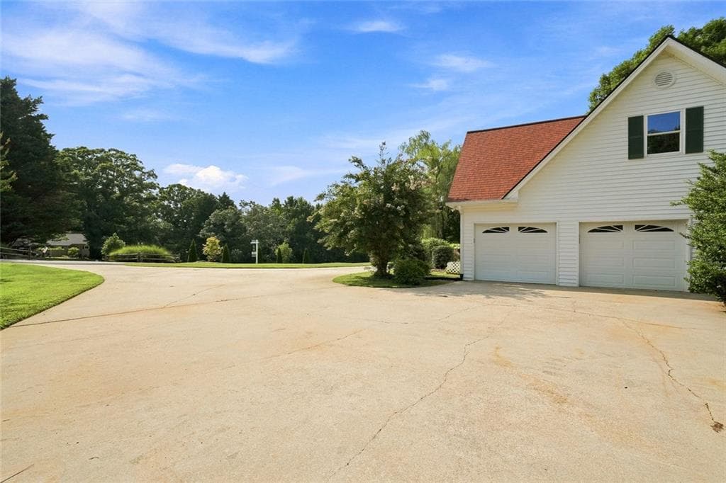 4 bedroom, 5 bathroom, 5,014 sq ft single family residence under contract at 124 Golden Autumn Drive, Dahlonega, GA 30533 — photo 4