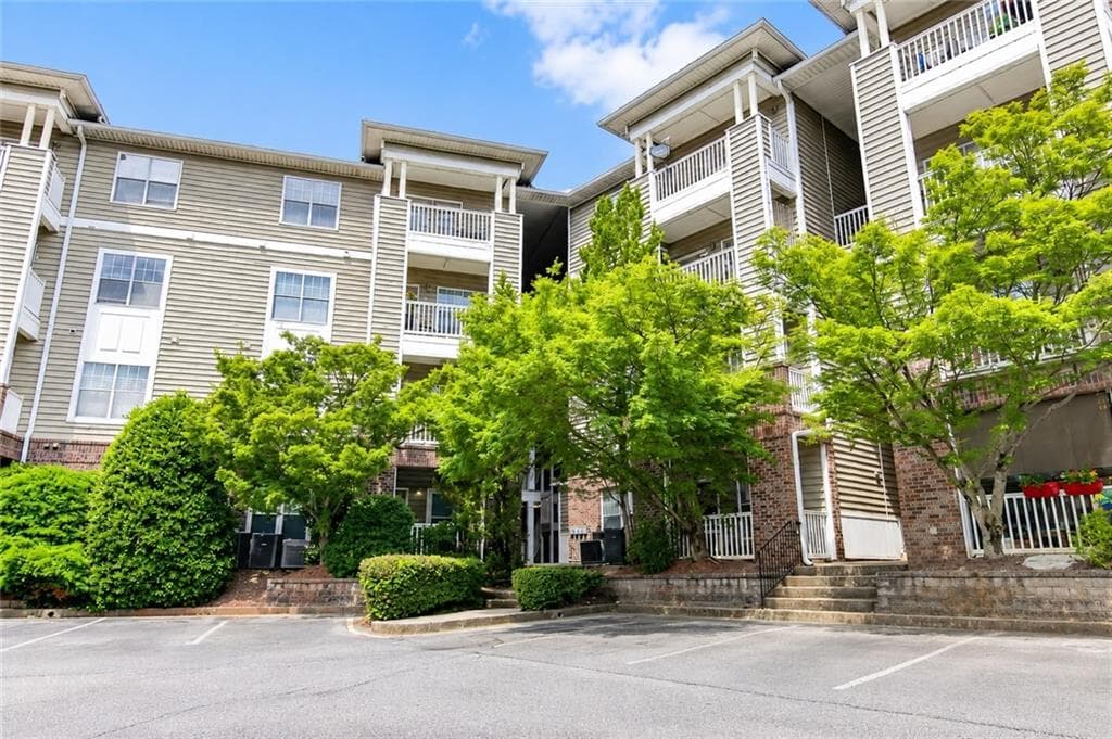 1 bedroom, 1 bathroom, 784 sq ft condominium for sale at 2700 Pine Tree Road 1011, Atlanta, GA 30324 — photo 1 of 19
