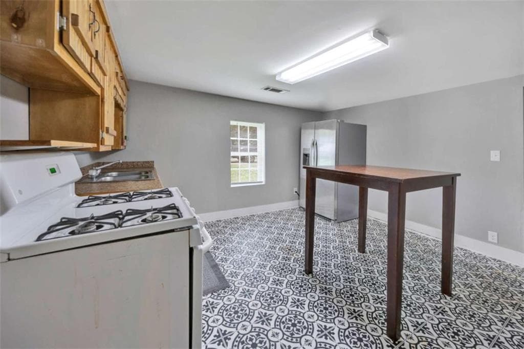 3 bedroom, 2 bathroom, 1,250 sq ft single family residence for sale at 2089 Highway 81, Covington, GA 30016 — photo 10