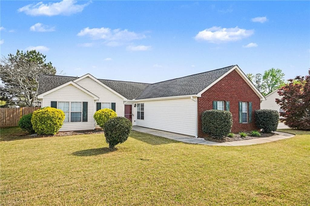 3 bedroom, 2 bathroom, 1,317 sq ft single family residence under contract at 2305 Sugarleaf Trail, Hampton, GA 30228 — photo 2