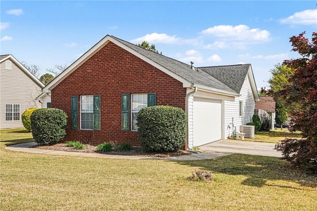 3 bedroom, 2 bathroom, 1,317 sq ft single family residence under contract at 2305 Sugarleaf Trail, Hampton, GA 30228 — photo 4