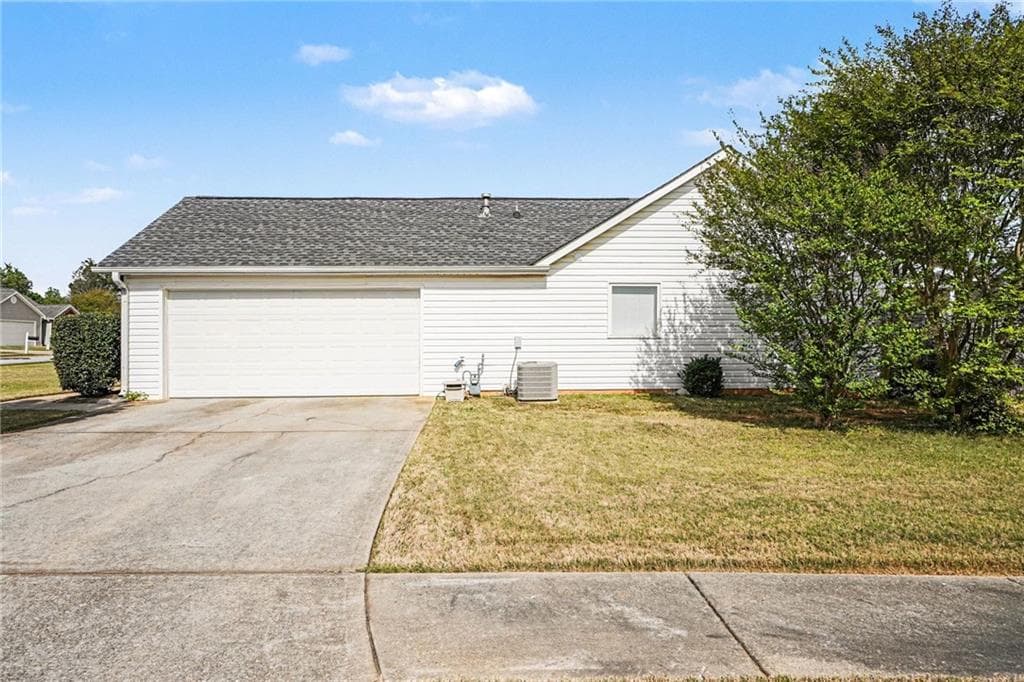 3 bedroom, 2 bathroom, 1,317 sq ft single family residence under contract at 2305 Sugarleaf Trail, Hampton, GA 30228 — photo 5