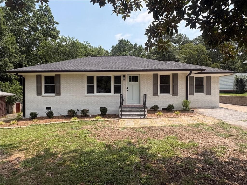 3 bedroom, 2 bathroom, 1,214 sq ft single family residence for sale at 237 S Myrtle Street, Winder, GA 30680 — photo 3