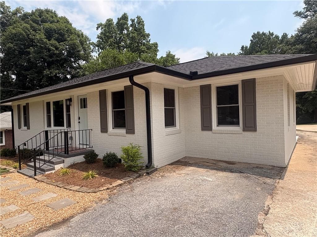 3 bedroom, 2 bathroom, 1,214 sq ft single family residence for sale at 237 S Myrtle Street, Winder, GA 30680 — photo 4