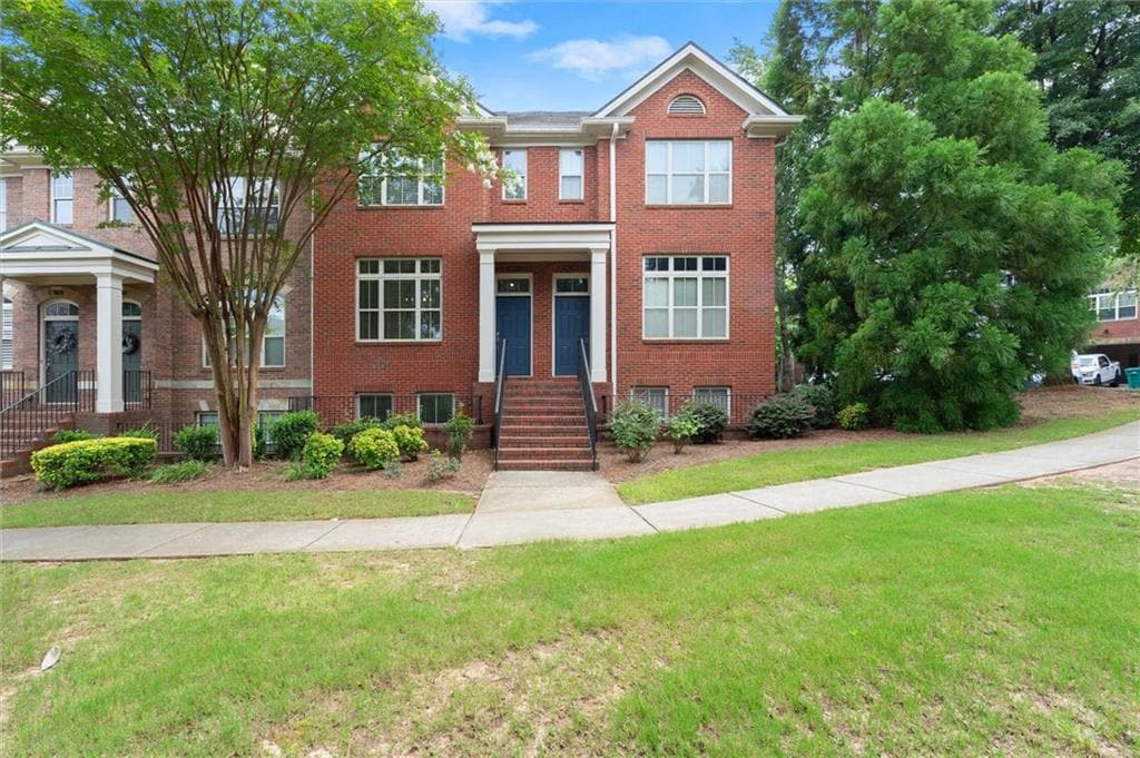 3 bedroom, 4 bathroom, 1,994 sq ft townhouse under contract at 10728 Ellicot Way, Alpharetta, GA 30022 — photo 2