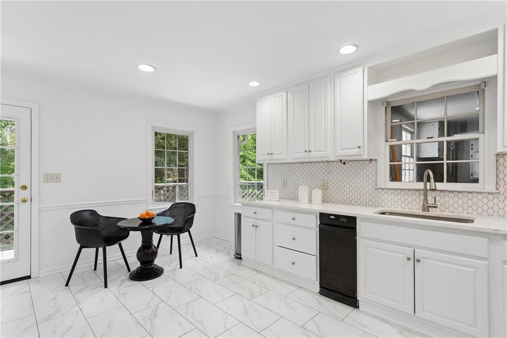 5 bedroom, 3 bathroom, 3,456 sq ft single family residence for sale at 3920 Peachtree Dunwoody Road, Atlanta, GA 30342 — photo 7