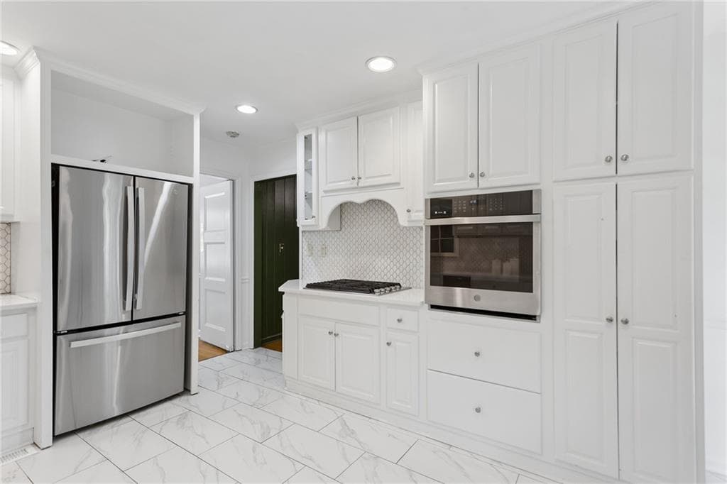 5 bedroom, 3 bathroom, 3,456 sq ft single family residence for sale at 3920 Peachtree Dunwoody Road, Atlanta, GA 30342 — photo 8