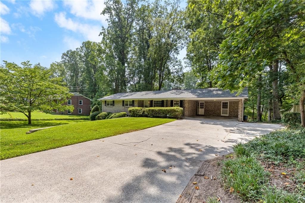 5 bedroom, 3 bathroom, 2,676 sq ft single family residence for sale at 660 Grove Parkway, Marietta, GA 30067 — photo 3