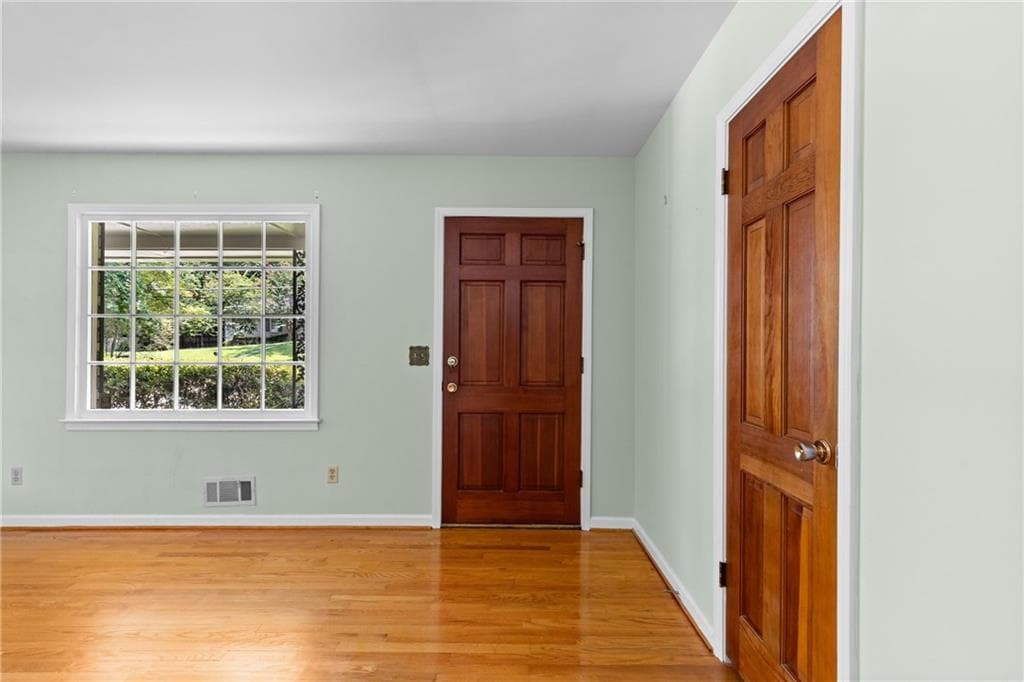 5 bedroom, 3 bathroom, 2,676 sq ft single family residence for sale at 660 Grove Parkway, Marietta, GA 30067 — photo 5