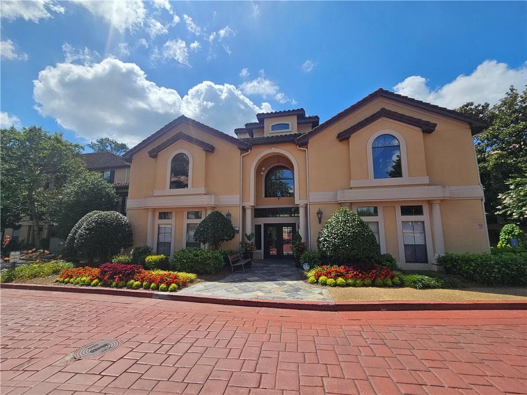 3 bedroom, 2 bathroom, 1,402 sq ft condominium for sale at 3777 Peachtree Road 513, Atlanta, GA 30319 — photo 3
